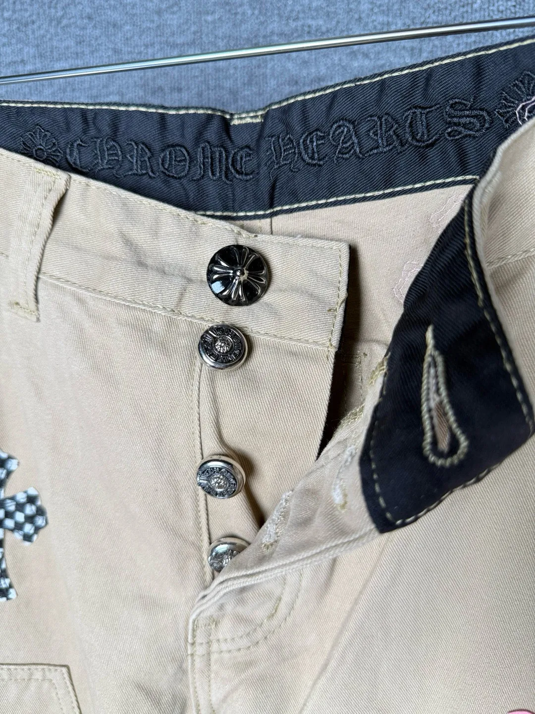 P270 💰 (Top version) Chrome Hearts cherry blossom pink leather logging spliced ​​washed jeans, truly restores the ultimate vintage texture, three-dimensional version, loose and comfortable, not picky about the figure, taller and slimmer, factory precision, original quality control, same style for men and women, can be matched with couples, versatile recommendation, must-have jeans for all seasons, fashionable people have been disappointed. From the quality selection of fabrics, the tailoring of details, and the matching of patterns, they are all impeccable! The upper body is so handsome when worn...it can be easily worn by men, women and children! The craftsmanship is made of heavy-duty washed pure cotton denim fabric. After washing, it is soft and thick and looks very stylish when worn. Color: Khaki Size: 28-30-32-34 (corresponds to S-M-L-XL)